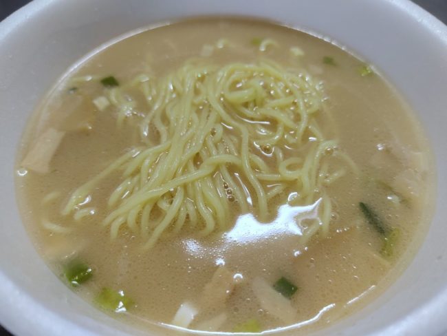 天下一品京都濃厚鶏白湯にスープを入れて完成
